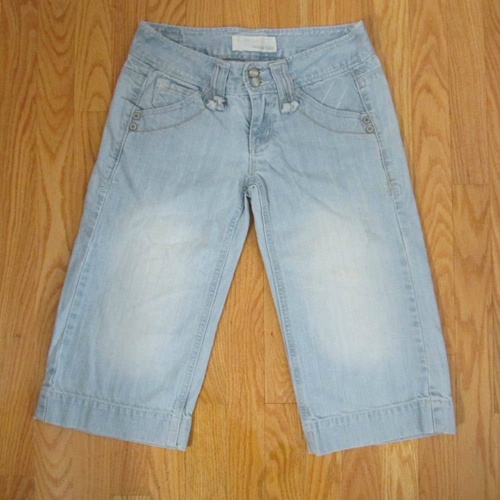 MAURICES WOMEN'S SZ 1/2 CAPRIS JEANS SHORTS LT BLUE DENIM CROPPED PANTS DISTRESS